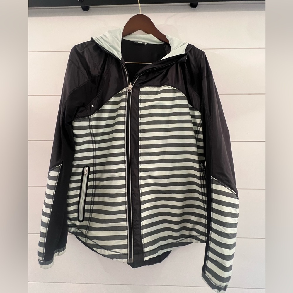 Lululemon Run: Get Up And Glow Jacket *Reflective 360